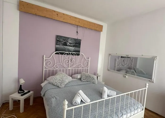 Vintage Old Center Alma Apartment